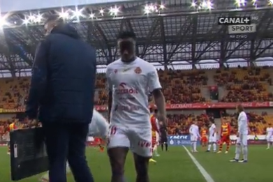 VIDEO: Yaw Yeboah angrily kicks bottle after being subbed just 12 minutes into Wisla's defeat to Jagiellona
