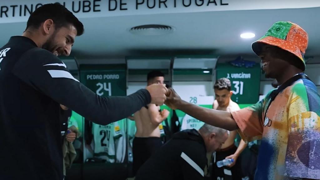 VIDEO: Sporting CP striker Paulinho approves Abdul Fatawu Issahaku fashion style in locker room